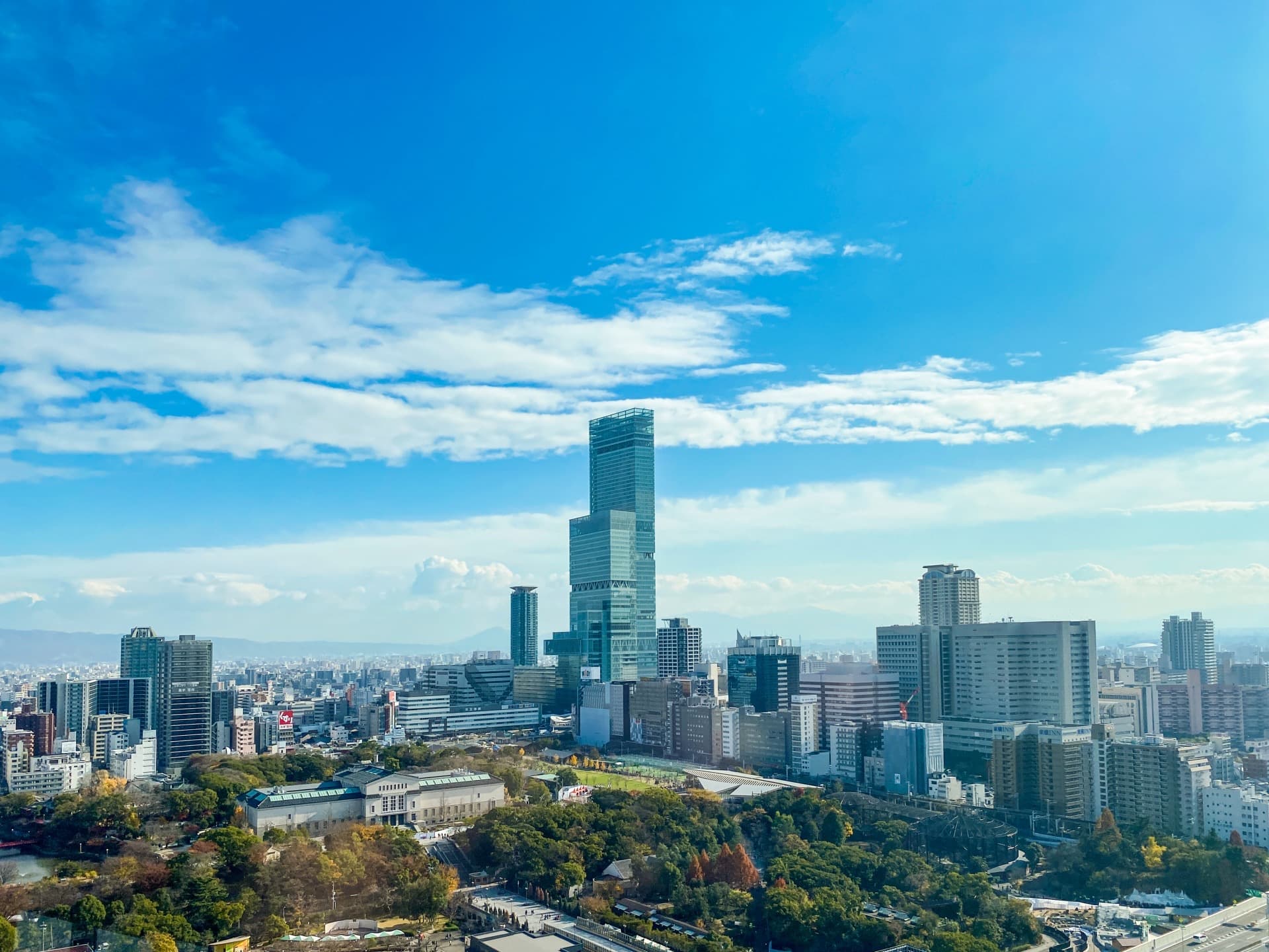 大阪市街とあべのハルカスを望む青空の風景